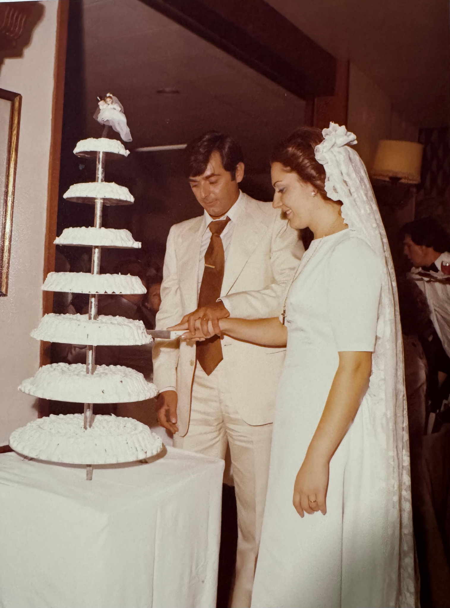 Francisco Branchadell Navarro y Maria del Carmen Vilar Usó cortando la tarta